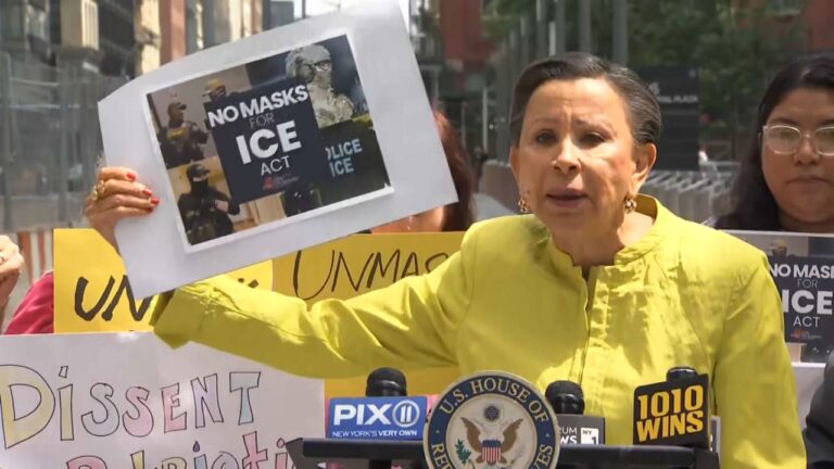 Congresistas critican a ICE por sus agentes cubrirse rostro