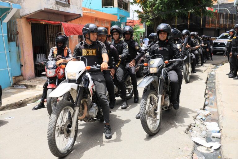 Desmantelan puntos de drogas y arrestan a varios en “La 42” de Capotillo