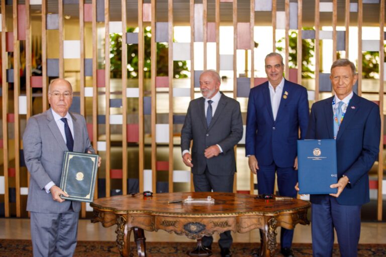 RD y Brasil firman acuerdos para mejorar la gestión pública y fortalecer el personal diplomático