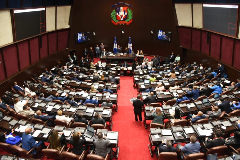 Diputados aprueban ley de incentivos para médicos en la frontera