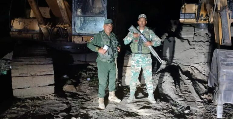 Senpa incauta dos retroexcavadora y un camión en mina que operaba ilegal en Montecristi