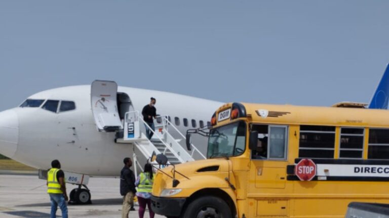 EE.UU. deporta a 88 dominicanos por delitos migratorios y federales