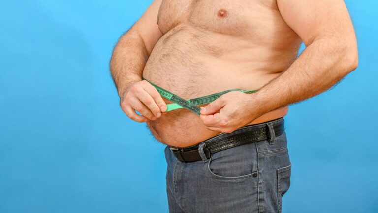 ¡Olvida el gimnasio! Mujeres prefieren hombre con barriga