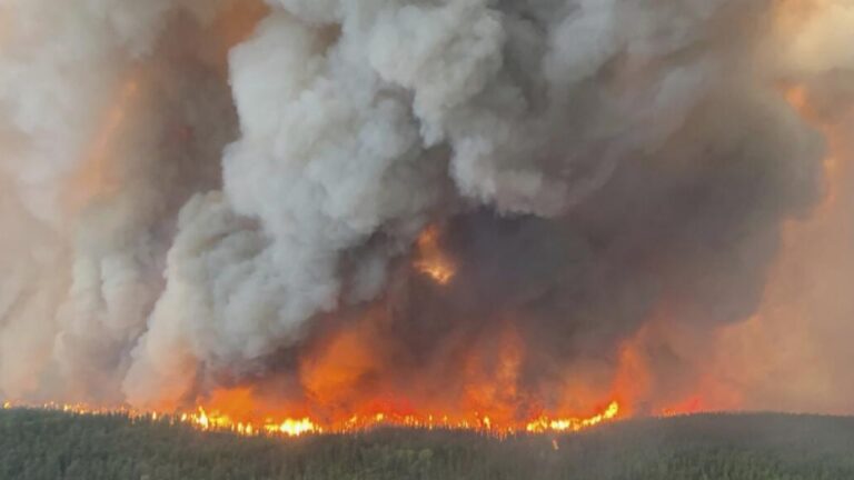 Incendios forestales en Canadá dejan muertos y afectan calidad del aire en EEUU
