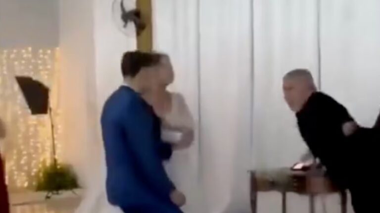 Novio se desmaya en el altar mientras el sacerdote habla sobre el significado del matrimonio