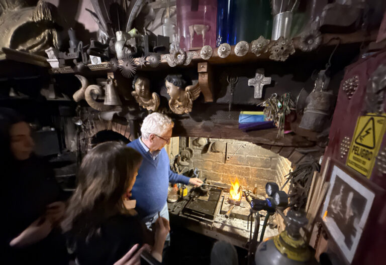 El orfebre Pallarols crea en Argentina un cáliz de la paz, hecho con balas, para León XIV #FVDigital