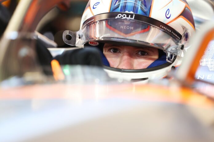 alex-dunne-neom-mclaren-formul.jpg