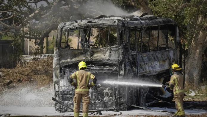 bomberos-trabajan-en-el-lugar-alcanzado-por-un-misil-lanzado-desde-iran-en-el-centro-de-israel-este.webp