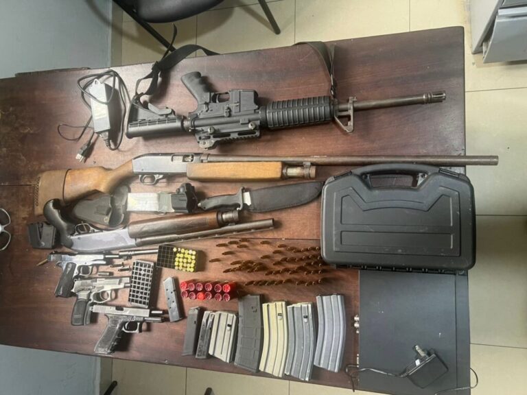 Policiales: PN y MP ocupan siete armas de fuego, cargadores, municiones y otras evidencias durante allanamiento en Moca