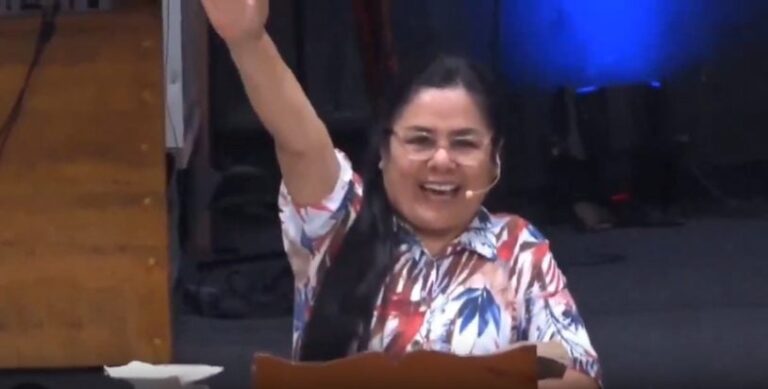 Pastora evangélica celebra sismo durante culto en Perú