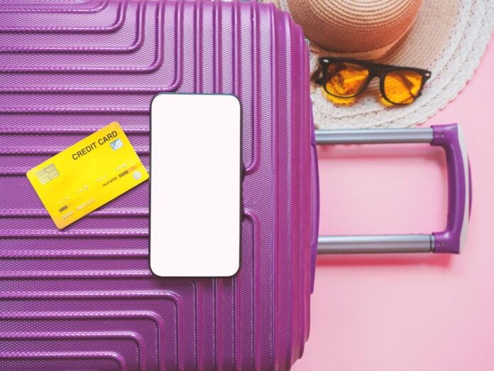concepto-de-viaje-de-verano-partir-de-tarjeta-de-credito-y-maleta-con-coleccion-de-verano-en-fondo-r.jpeg