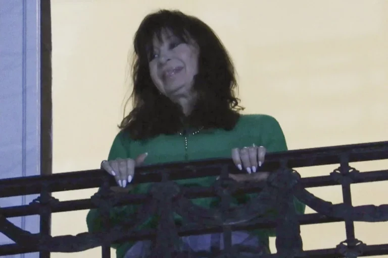 Cristina Fernández sale al balcón por primera vez desde que está en prisión domiciliaria