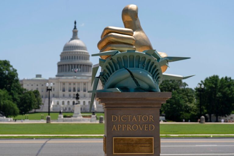 La estatua “Aprobada por el dictador” en el National Mall apunta a Trump #FVDigital