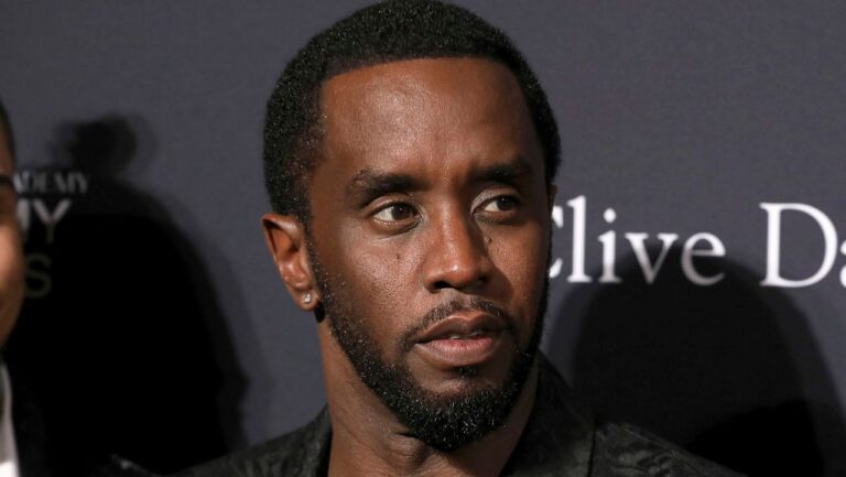 La exnovia de Sean “Diddy” Combs llora en el estrado