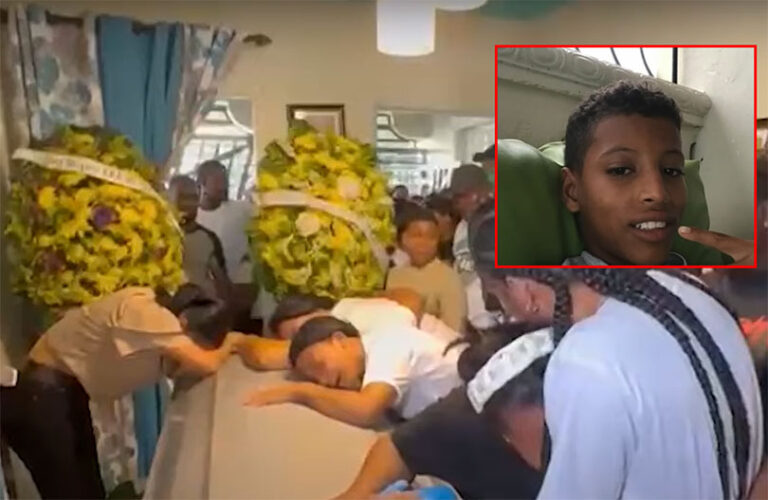 Menor en tren de avión junto a otro