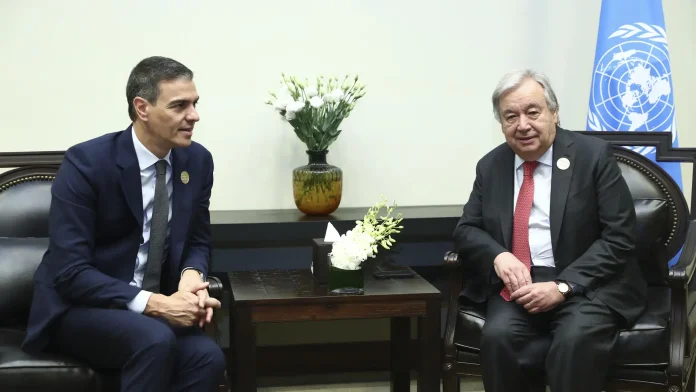 el-presidente-del-gobierno-pedro-sanchez-junto-al-secretario-general-de-la-onu-antonio-guterres-dura.webp