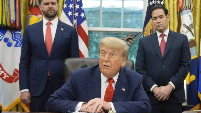 el-presidente-donald-trump-habla-junto-al-vicepresidente-jd-vance-y-el-secretario-de-estado-marco-ru.webp