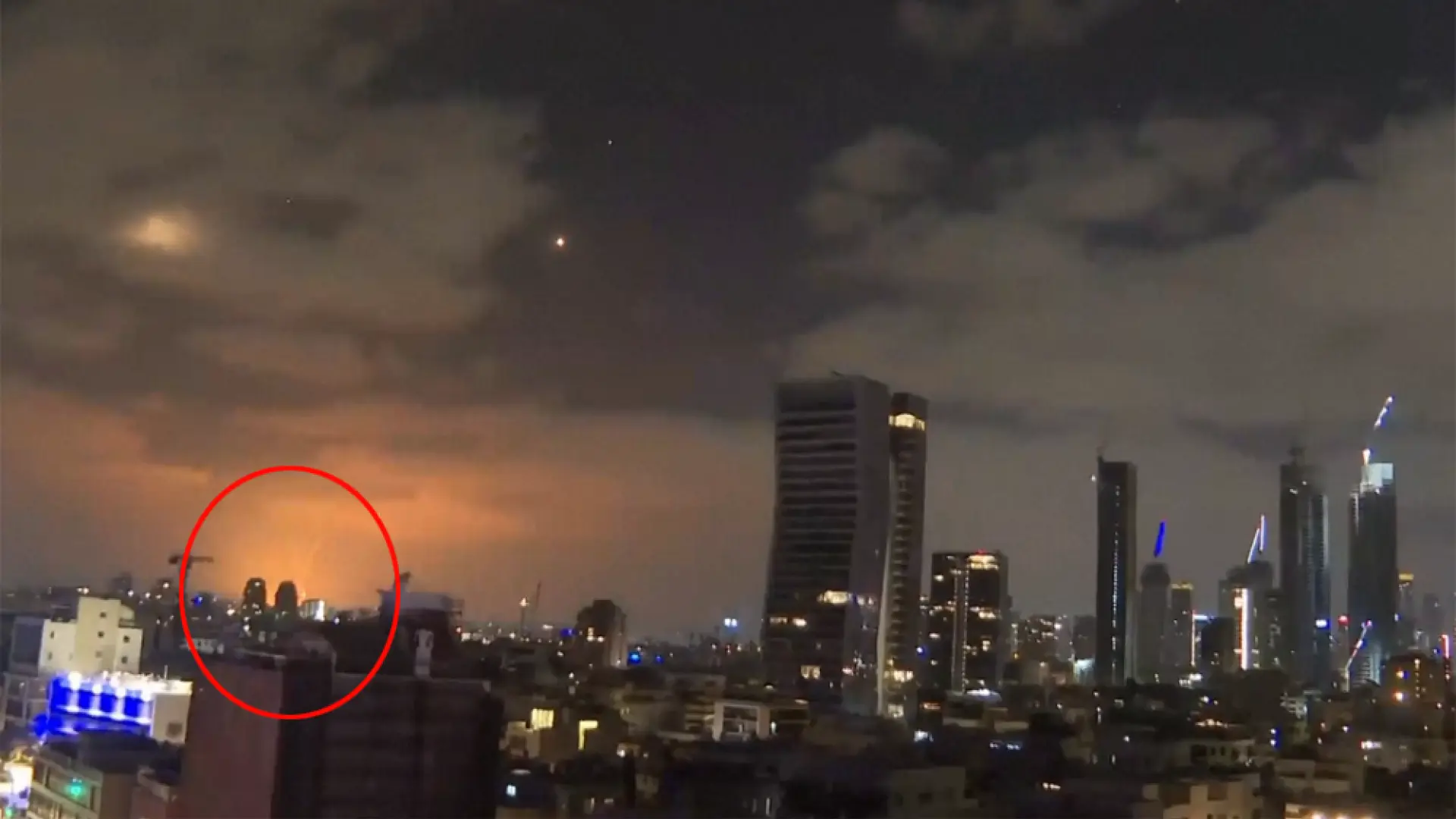 explosiones-iluminan-el-cielo-mientras-iran-bombardea-de-nuevo-tel-aviv.png