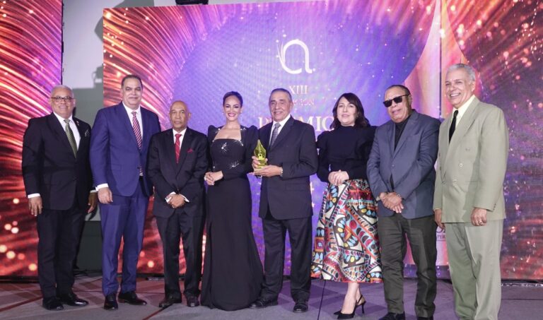 Aníbal de Castro recibe el Premio al Mérito Periodístico de Acroarte #FVDigital