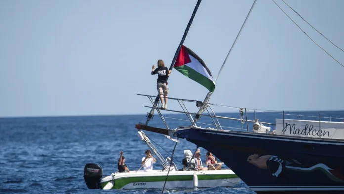 la-activista-greta-thunberg-junto-a-una-bandera-palestina-tras-zarpar-hacia-gaza-junto-a-la-flotilla.webp