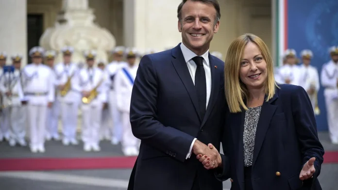 la-primera-ministra-italiana-giorgia-meloni-recibe-al-presidente-frances-emmanuel-macron-en-el-palaz.webp