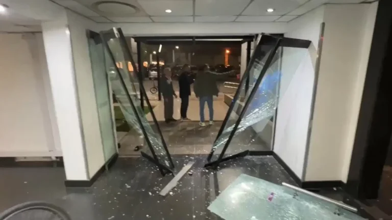 #Mundo:Manifestantes atacan cadenas de televisión argentinas tras la ratificación de la condena por corrupción a Cristina Fernández #FVDigital