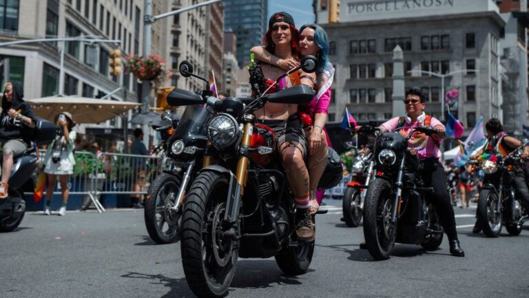 Miles de espectadores celebran la Marcha del Orgullo en NY