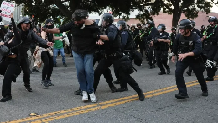 mas-arrestos-en-los-angeles-y-san-francisco-en-el-cuarto-dia-de-protestas-tras-el-anuncio-de-trump-d.webp
