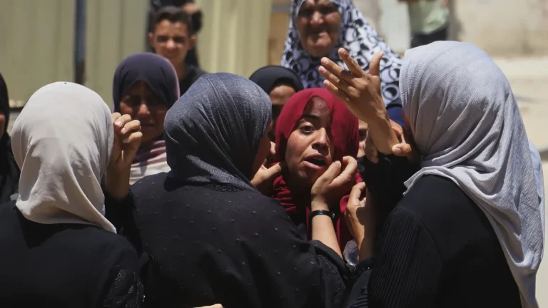 #Mundo:Hamás denuncia la muerte de 80 personas, 15 de ellas en las colas humanitarias, tras otra ola de ataques del Ejército israelí #FVDigital