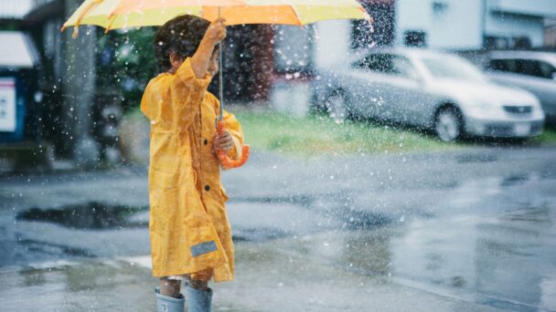 nino-con-paraguas-bajo-la-lluvia-608x342.jpg