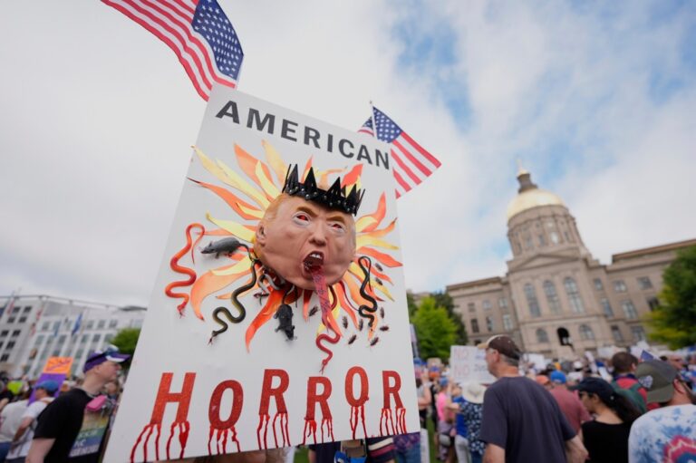 En fotos: así fueron las masivas protestas contra el “autoritarismo” de Trump