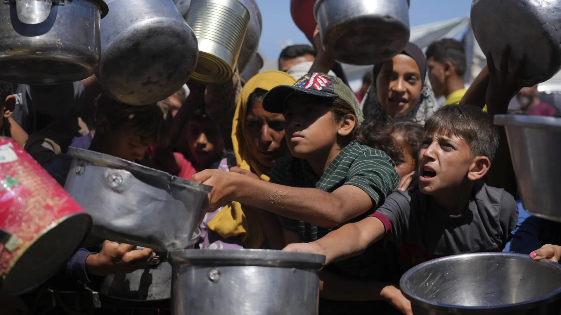 palestinos-luchan-por-conseguir-alimentos-en-el-sur-de-la-franja-de-gaza.jpeg