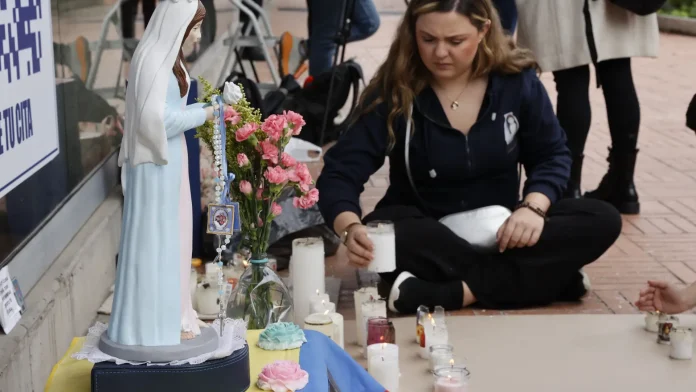 personas-ponen-velas-junto-a-una-virgen-en-honor-al-senador-y-precandidato-presidencial-colombiano-m.webp