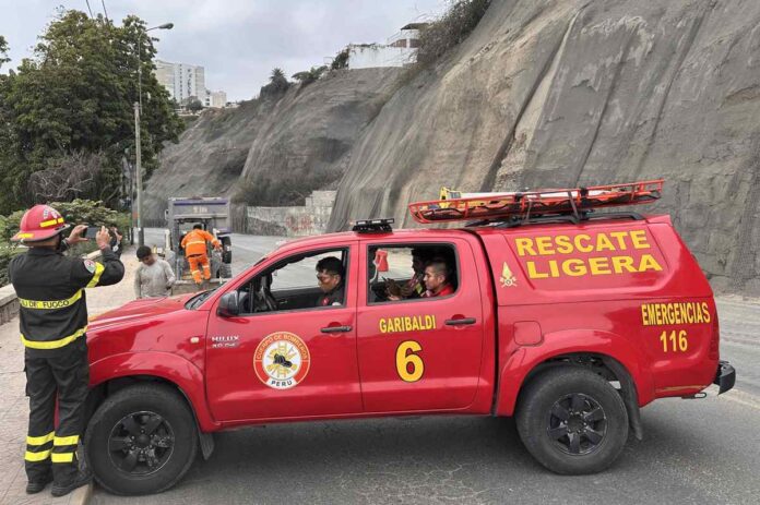 servicios-de-emergencia-en-peru-tras-sismo-magnitud-61.jpg