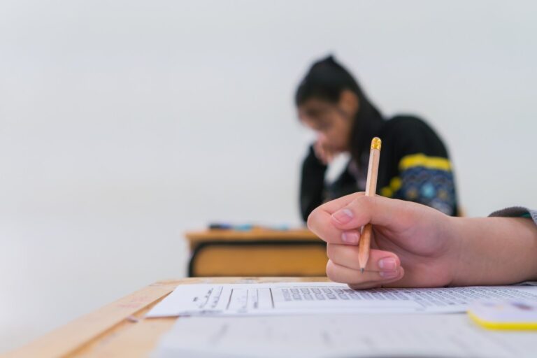 Número récord de estudiantes hispanos de escuelas públicas de NYC aprueban exámenes de Colocación Avanzada (AP)