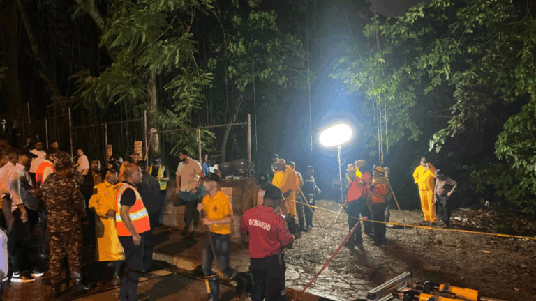 Niña es arrastrada por cañada en Villa Mella – #DeInteres   #FVDigital