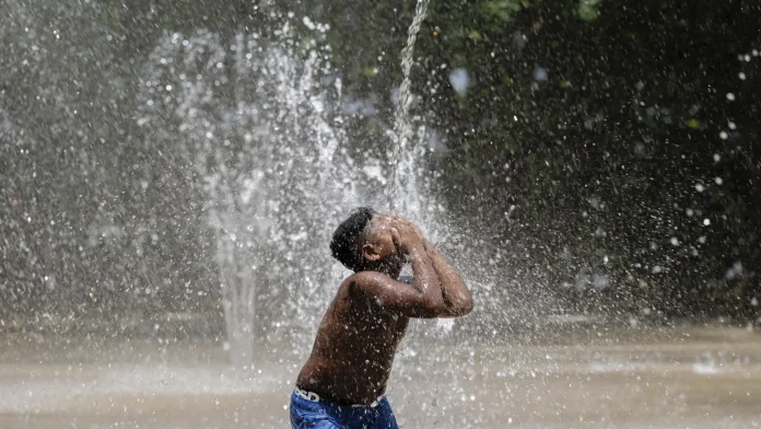 un-nino-se-cubre-la-cara-mientras-un-chorro-de-agua-cae-en-waterfront-park-el-domingo-22-de-junio-de.webp
