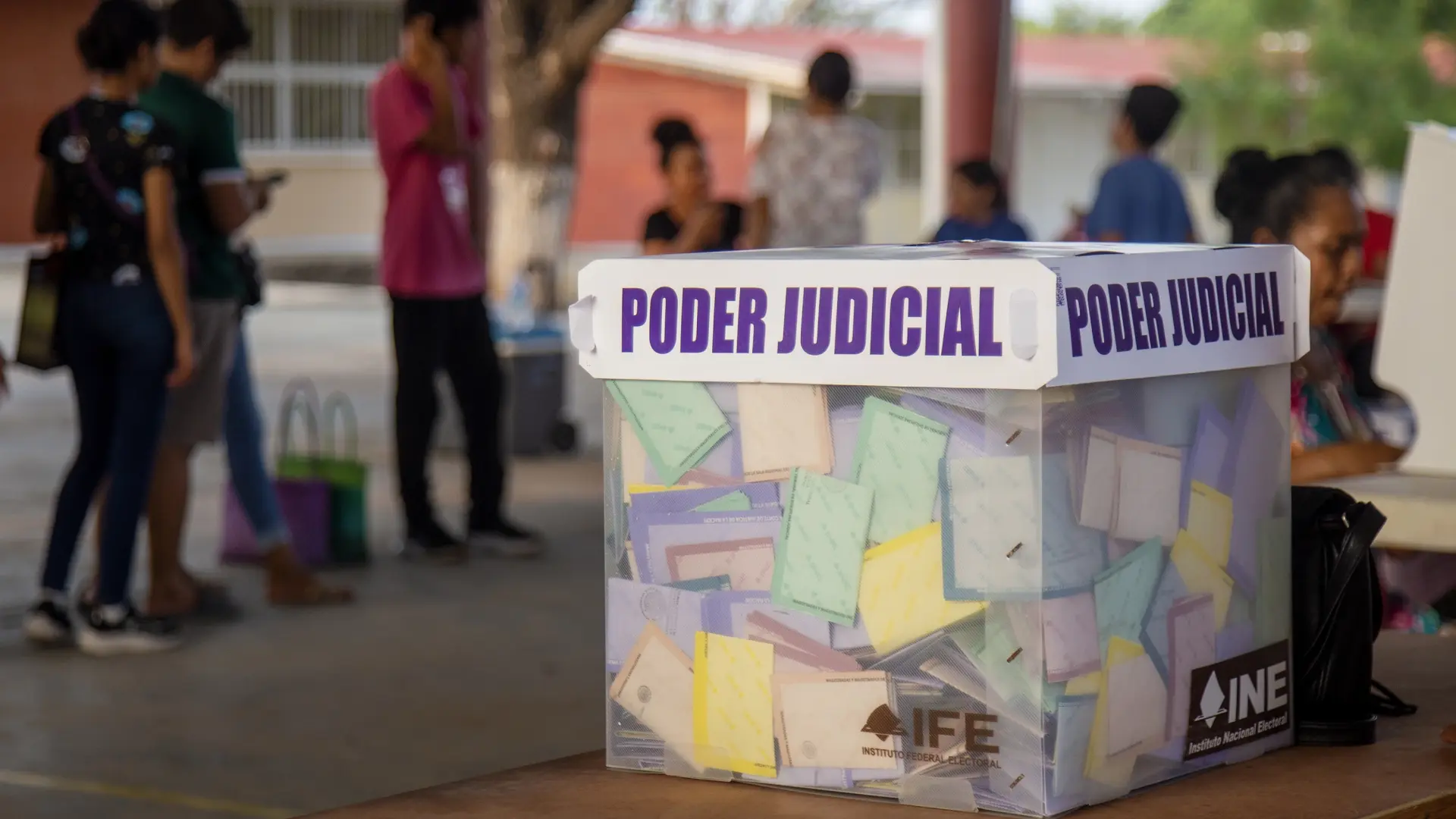 una-urna-de-votacion-durante-las-elecciones-judiciales-este-domingo-en-mexico.jpeg
