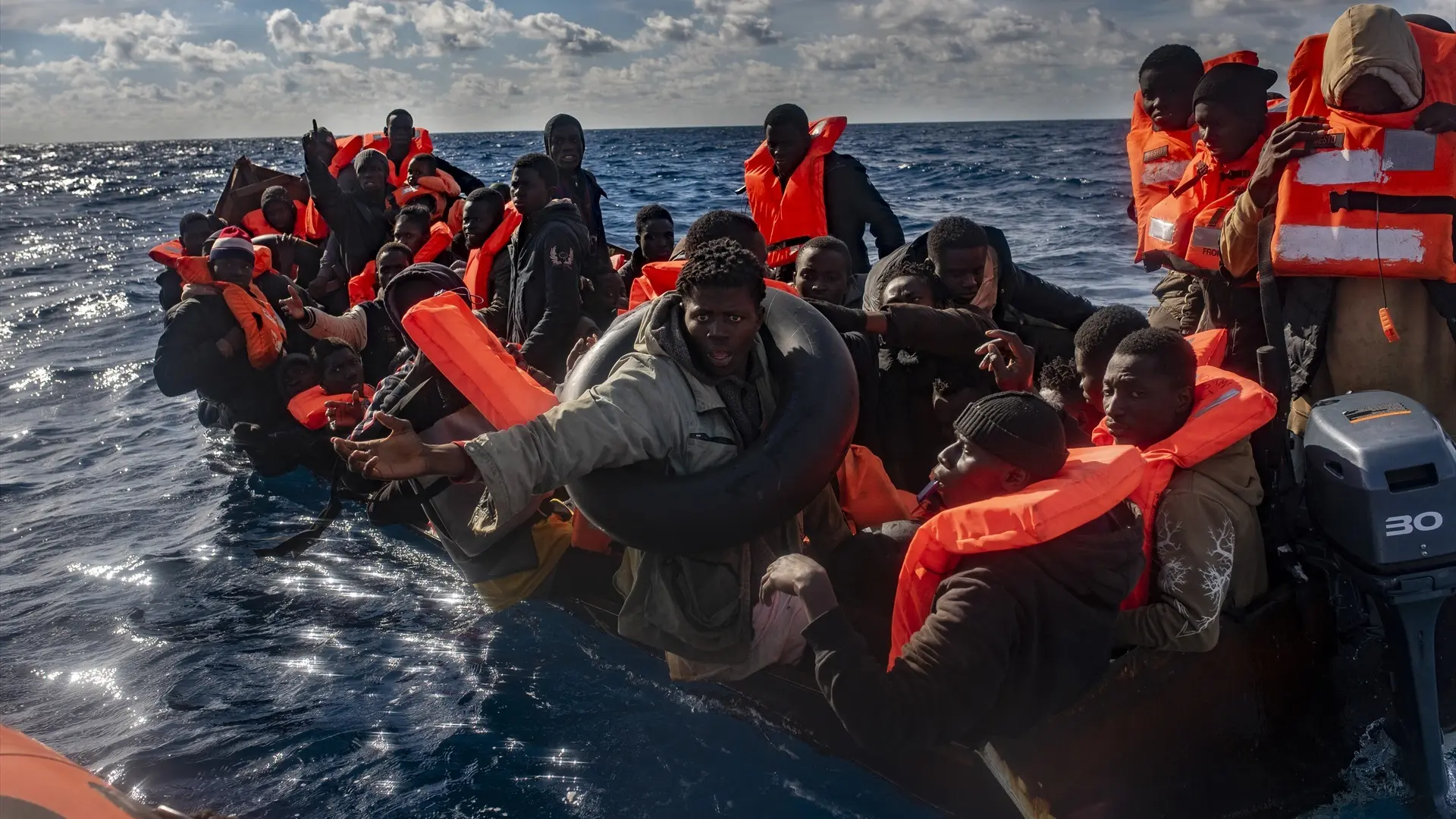 varios-migrantes-en-un-cayuco-a-3-de-enero-de-2024-en-el-mar-mediterraneo.jpeg
