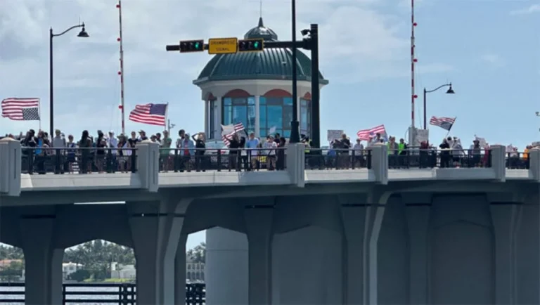 Miles de vecinos de Donald Trump van a su casa de Mar-a-Lago a gritarle- ‘No Kings’