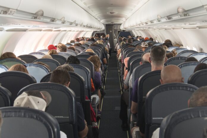 vista-trasera-de-personas-sentadas-en-el-avion-1500x1000.jpg