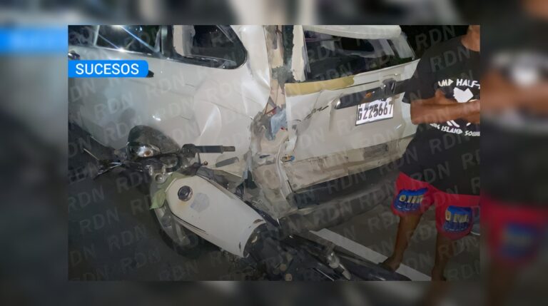 Dos jóvenes reciben cuidados tras hecho vial en Los Corrales de Sánchez #FVDigital #FelixVictorino