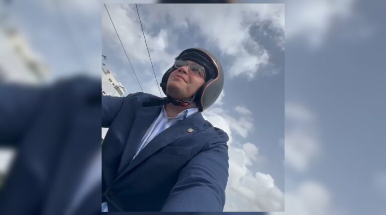 Diputado Mariotti Jr. llega al Congreso en motocicleta y habla sobre movilidad #FVDigital #FelixVictorino