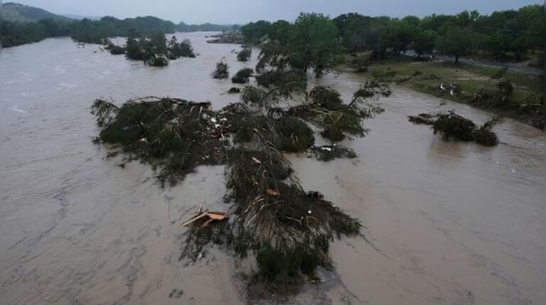 Crecida del río Llano genera emergencia durante festividad en Kingsland #FVDigital #FelixVictorino