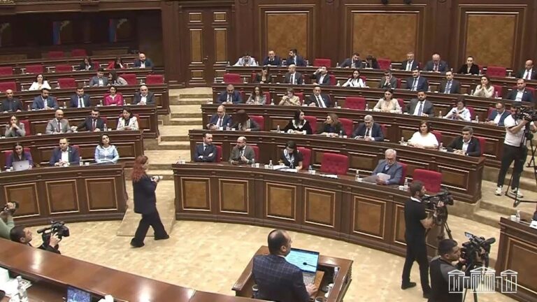 Parlamento de Armenia se convierte en un campo de batalla por conflicto entre diputados