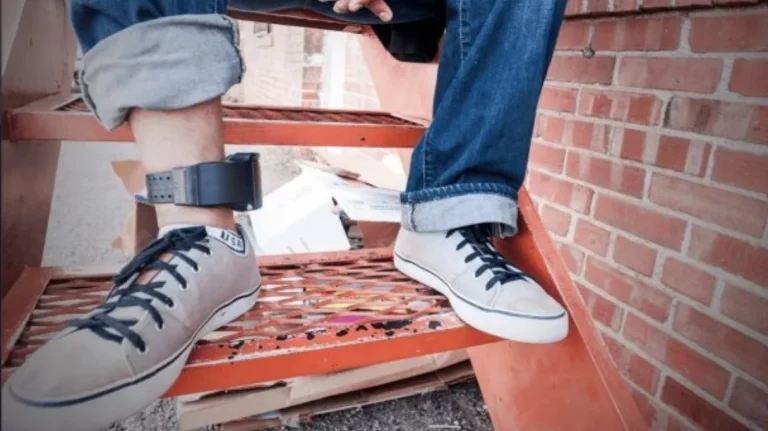 Migración colocará tobillera electrónica a los inmigrantes