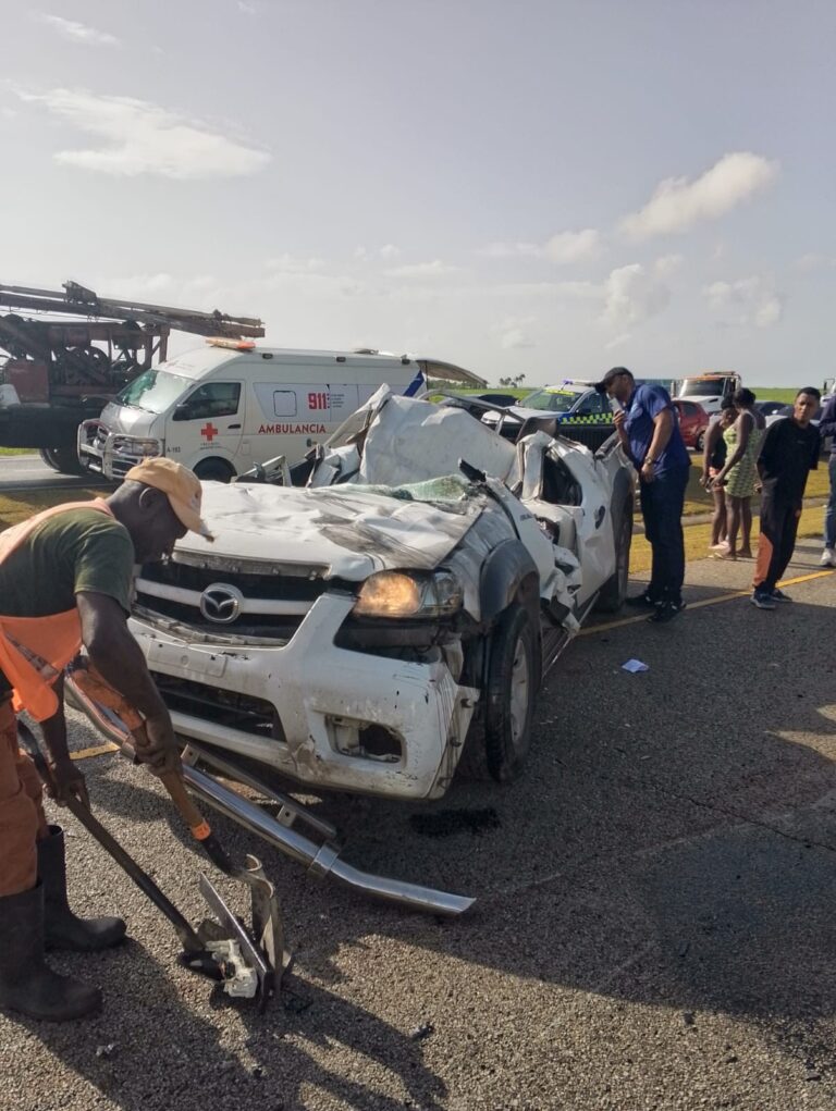 Accidente deja dos fallecidos y cuatro heridos en autopista del Coral; 911 coordina asistencia