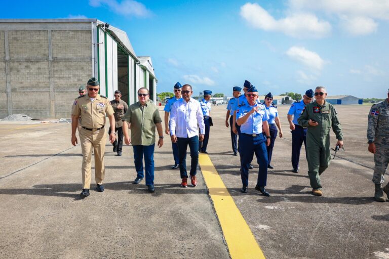 Autoridades supervisan trabajos de intervención a pista de aterrizaje de la FARD