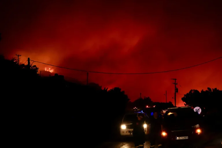 Se estabiliza incendio en Creta, pero persisten focos activos y más de 5,000 evacuados