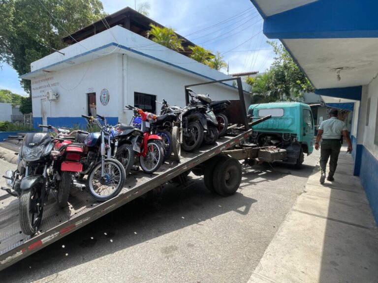 Policiales: PN retiene 20 motocicletas y detiene a 12 personas sorprendidas en flagrante delito durante carreras clandestinas y maniobras temerarias en SPM